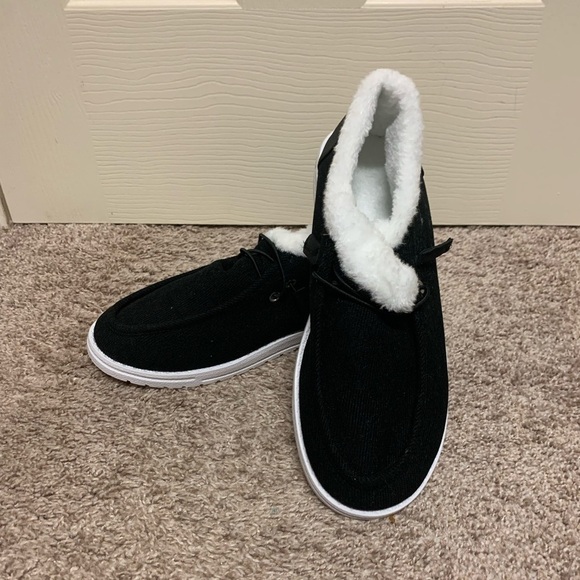 New Fuzzy Slipper Shoes comfortable house slippers soft warm black white NWOT - Picture 4 of 6